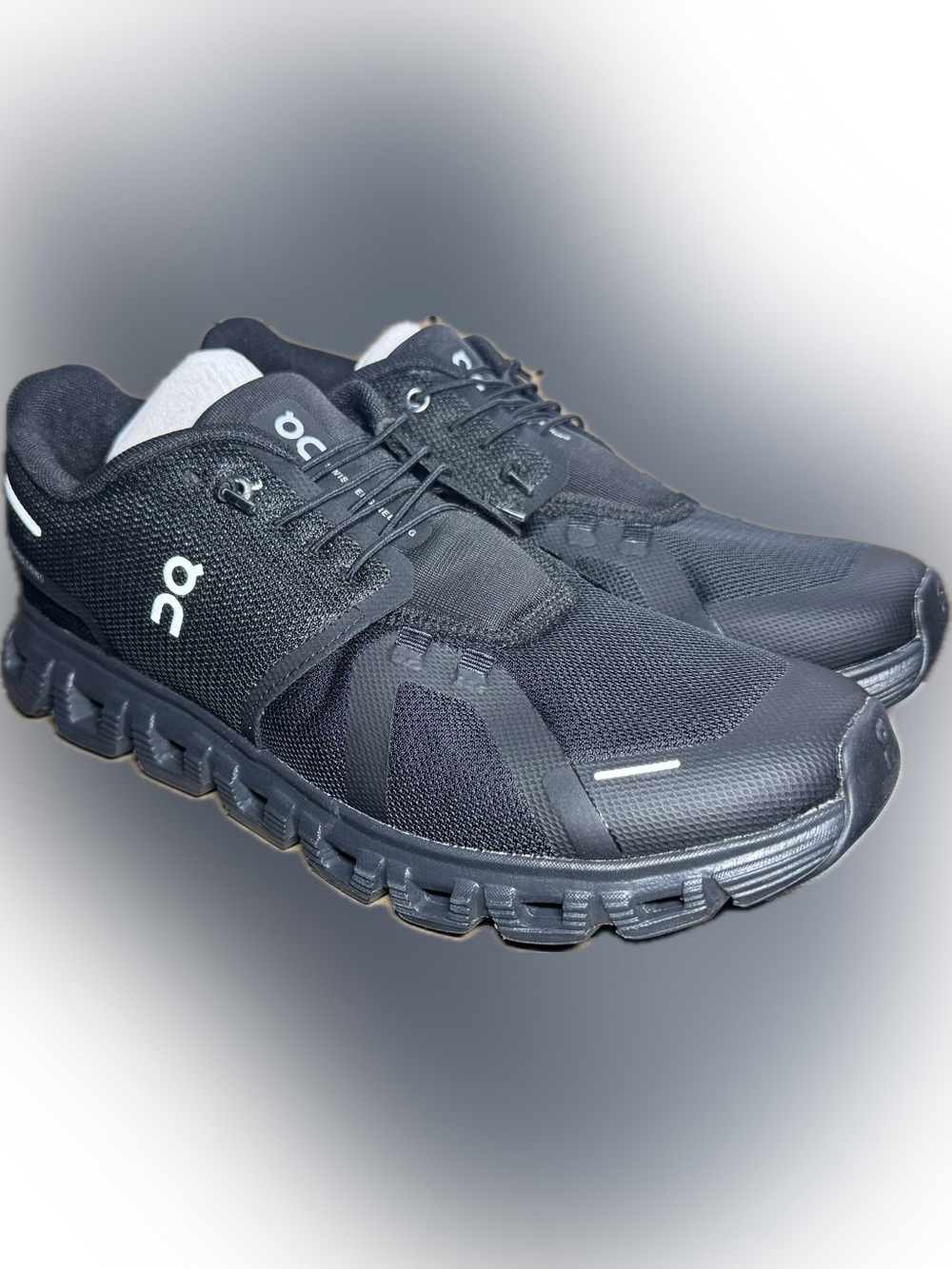 On Cloud 6 Shoes Women’s Size 11.5
- Black